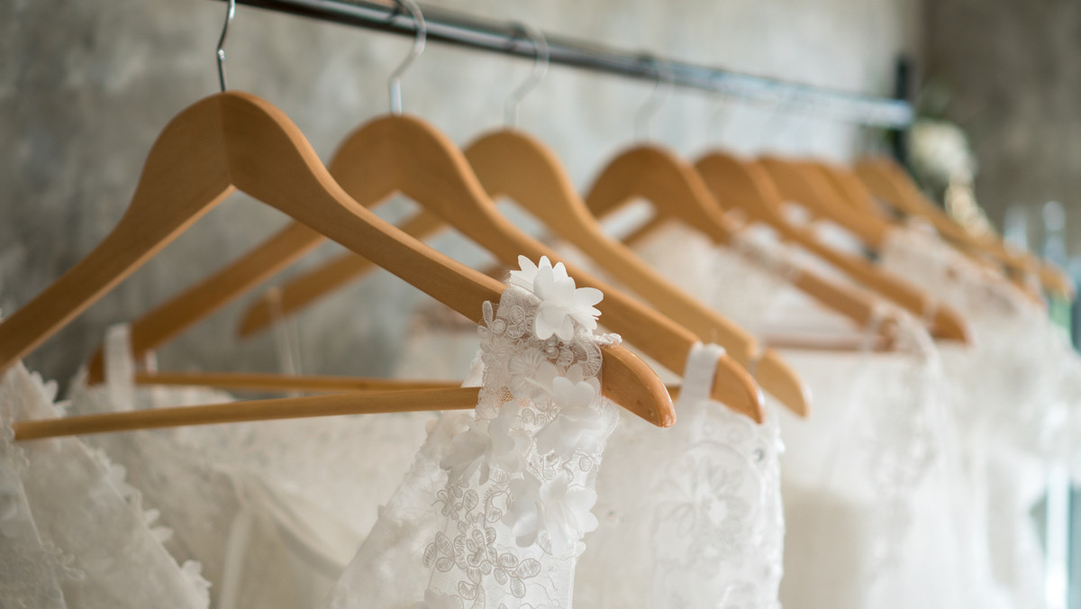Suknia ślubna jest najważniejszych elementem garderoby w tym wyjątkowym dniu. Modeli jest mnóstwo, ale wszystkie mają ze sobą bardzo wiele wspólnego. Zazwyczaj suknia ślubna jest biała, długa i bogato zdobiona.
