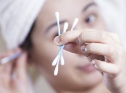 Patyczki do uszu mogą być niebezpieczne. Lekarz ostrzega