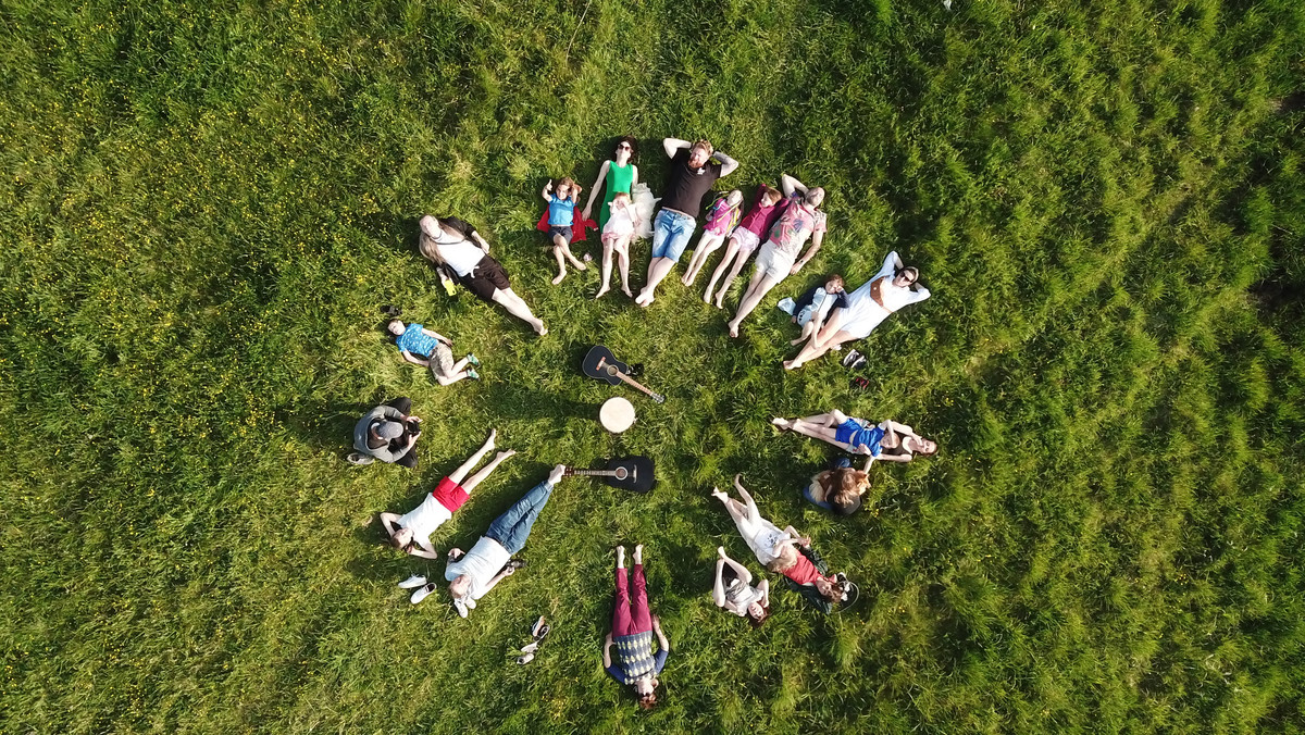 Co raz częściej wybieramy obcowanie z naturą, jako idealną formę na spędzenie wolnego czasu, receptę na ucieczkę od codziennego pędu i zgiełku. To także, fantastyczny sposób na spędzenie wspólnego czasu dla całej Rodziny. Odcięci od cywilizacji, potrafimy lepiej zadbać o relacje, uczucia, więzi, skupić się także na sobie i własnych potrzebach, co daje komfort nie tylko nam samym, ale także naszym bliskim.