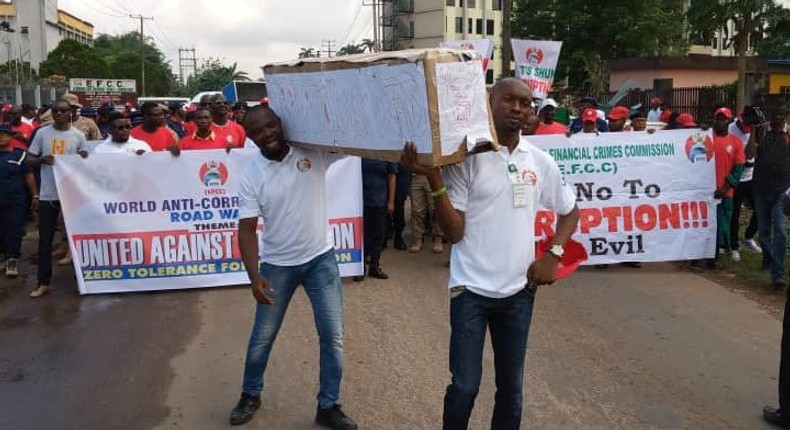 Road walk to mark the 2019 world Anti Corruption’ Day by the EFCC, Benin Zonal Office on Monday. [NAN]