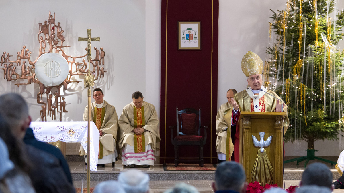 Betlejemska noc, budzi w nas nadzieję i niesie radość, jakiej świat - ze swoimi środkami doczesnej potęgi i mocy - dać nie może - powiedział w sobotę w homilii, podczas pasterki w Kościele pw. Michała Kozala w Wągrowcu - prymas Polski abp Józef Kowalczyk.