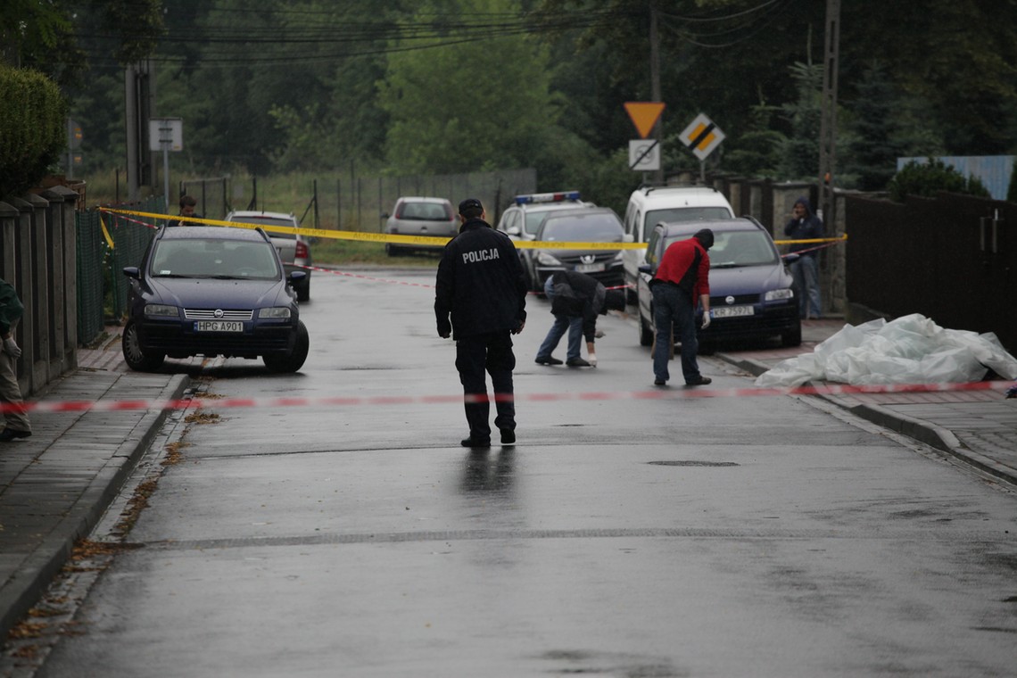 Policjanci przeszukują posesję, na której doszło do wybuchu