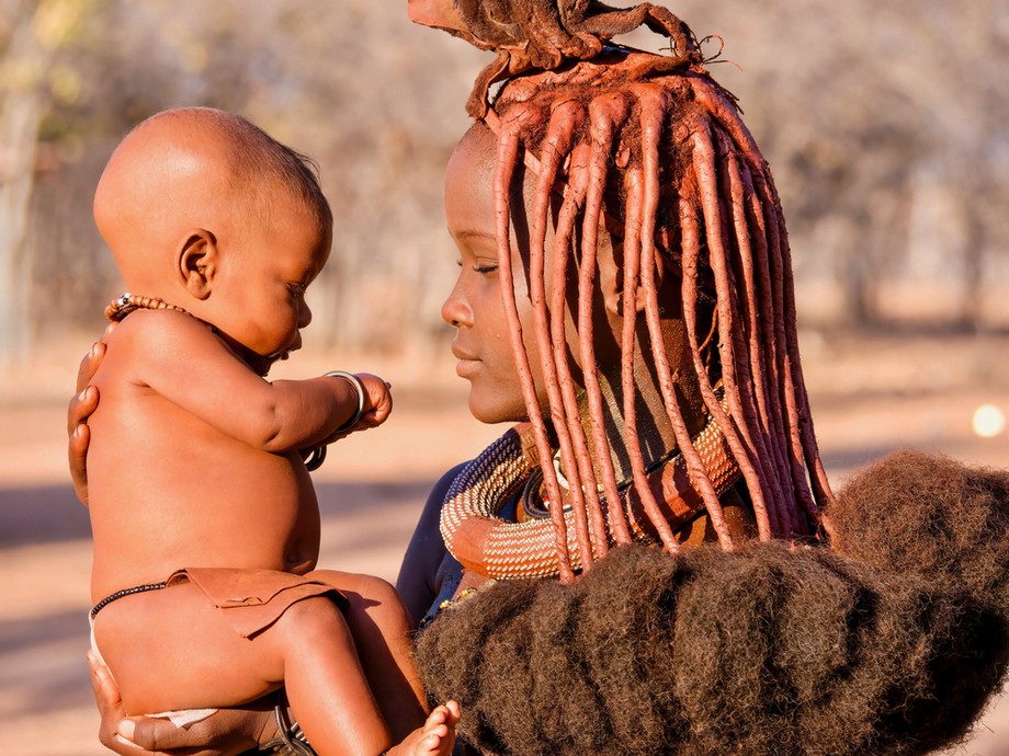 Plemię Himba — kobieta z dzieckiem 