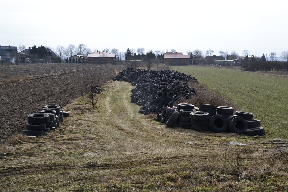 Składowisko opon na polu pod Strykowem