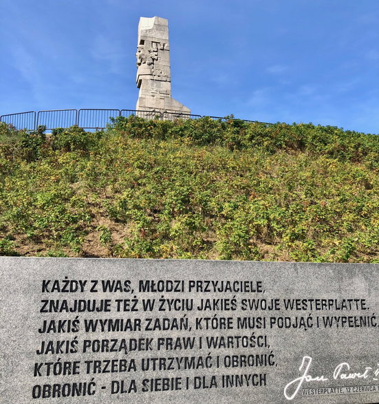  Pomnik nawiązuje do mszy odprawionej na Westerplatte przez papieża Jana Pawła II.