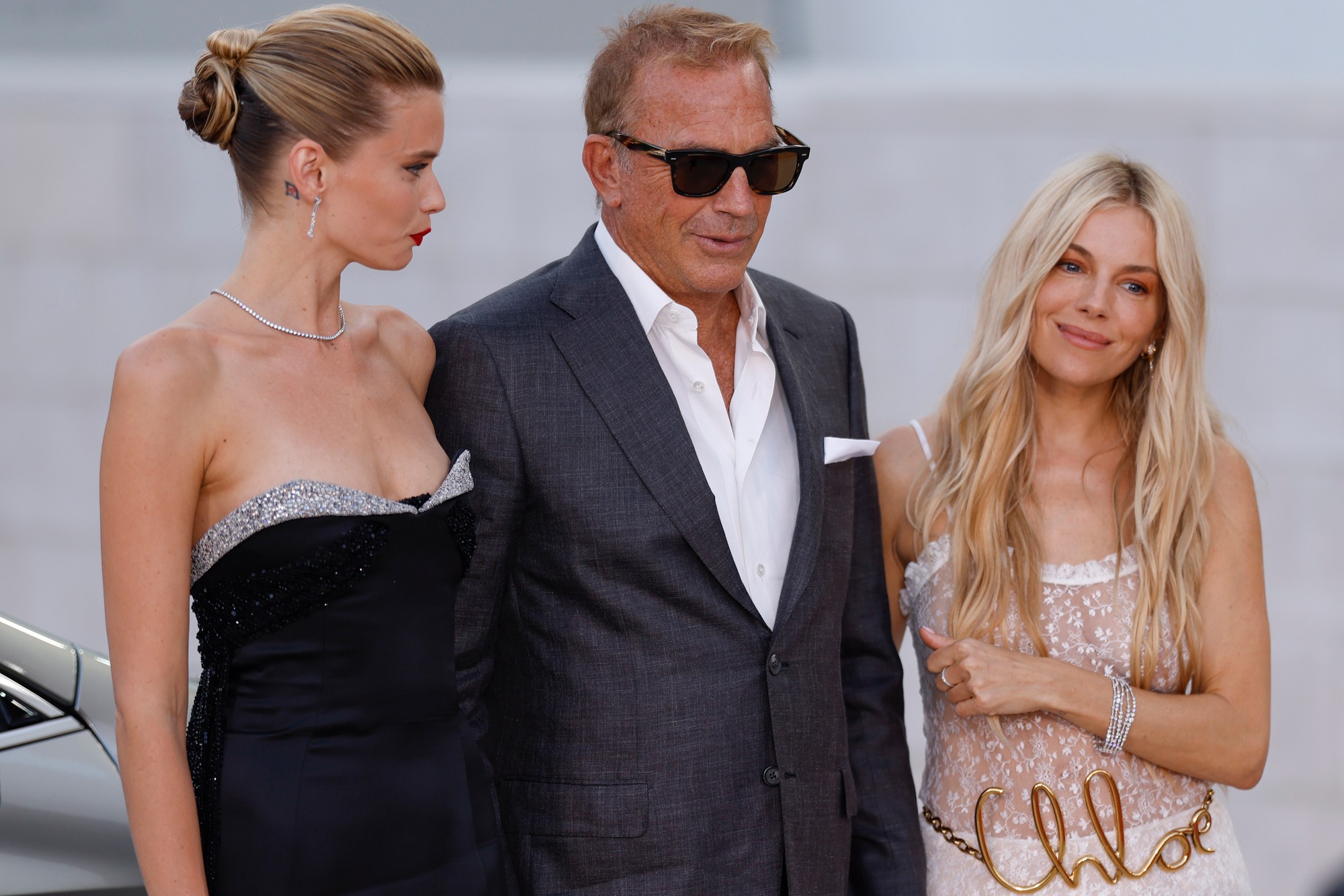 Abbey Lee, Kevin Costner a Sienna Miller.
