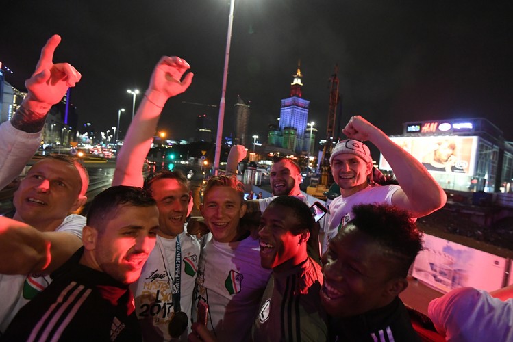 Drużyna Legii Warszawa świętuje z kibicami na Placu Zamkowym zdobycie tytułu mistrza Polski 2016/2017