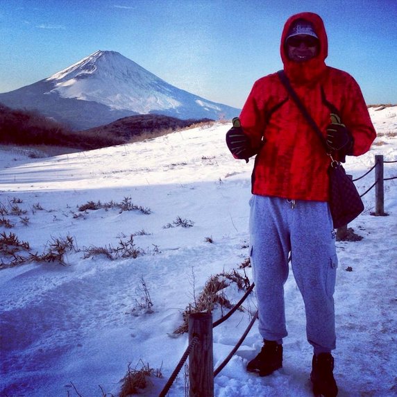 Adam Białas w tle góra Fudżi to czynny wulkan i zarazem najwyższy szczyt Japonii (3776 m n.p.m.). Leży na wyspie Honsiu, na południowy zachód od stolicy, Tokio