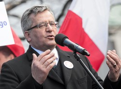Komorowski komentuje słowa szefa FBI o Polakach: Musimy próbować odwojować dobre imię