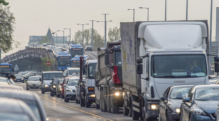 A fővárosban különösen nehéz autóval előrejutni, a felmérés szerint közel egy hetet vesztegelnek a sofőrök a dugókban. Fotó: MTI Balogh Zoltán