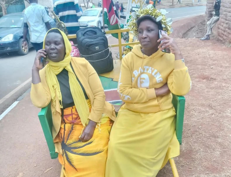 2 women push their mkokoteni enroute to Nairobi for President William Ruto's inauguration ceremony