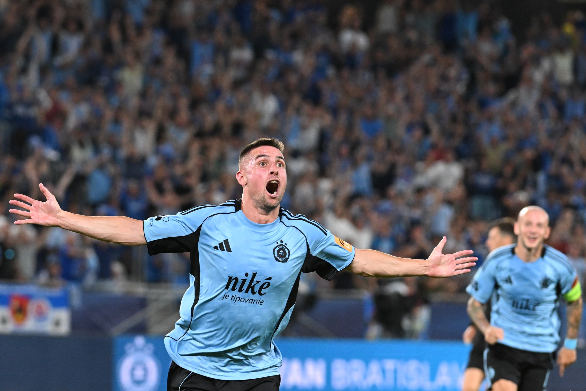 Zľava Róbert Mak a kapitán Vladimír Weiss ml. (obaja Slovan) sa tešia z úvodného gól. 