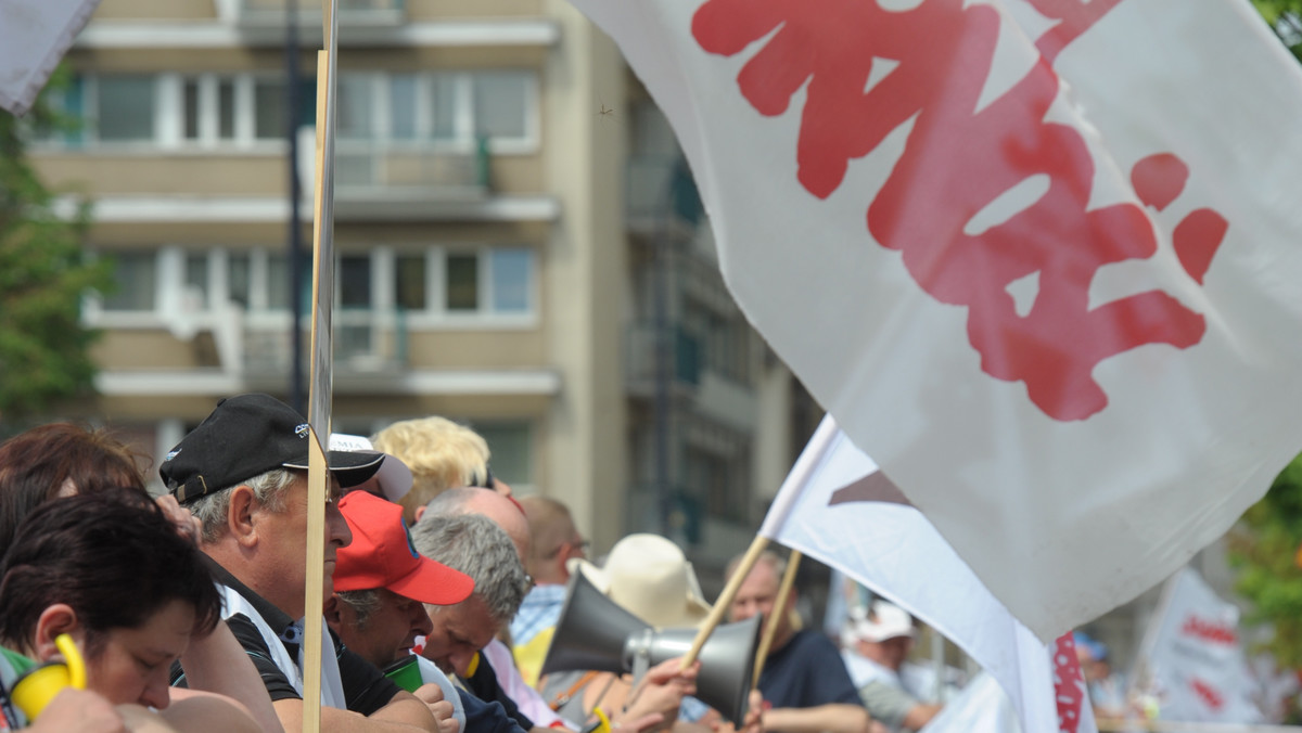 "Solidarność" nie tylko chce protestować podczas Euro. Zamierza też zablokować kilka oficjalnych imprez, twierdzi "Rzeczpospolita".