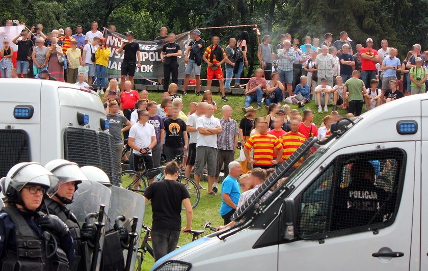 Tajemnicą poliszynela jest, że osoby jawnie homoseksualne nie mogą czuć się swobodnie na polskich stadionach