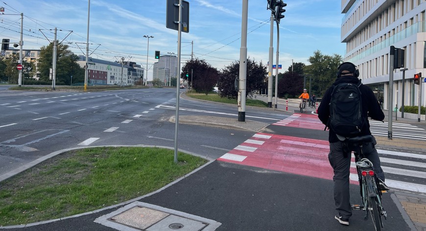 Podczas inwestycji na Dubois wybudowano min przjazdy rowerowe przez ul Kurkową