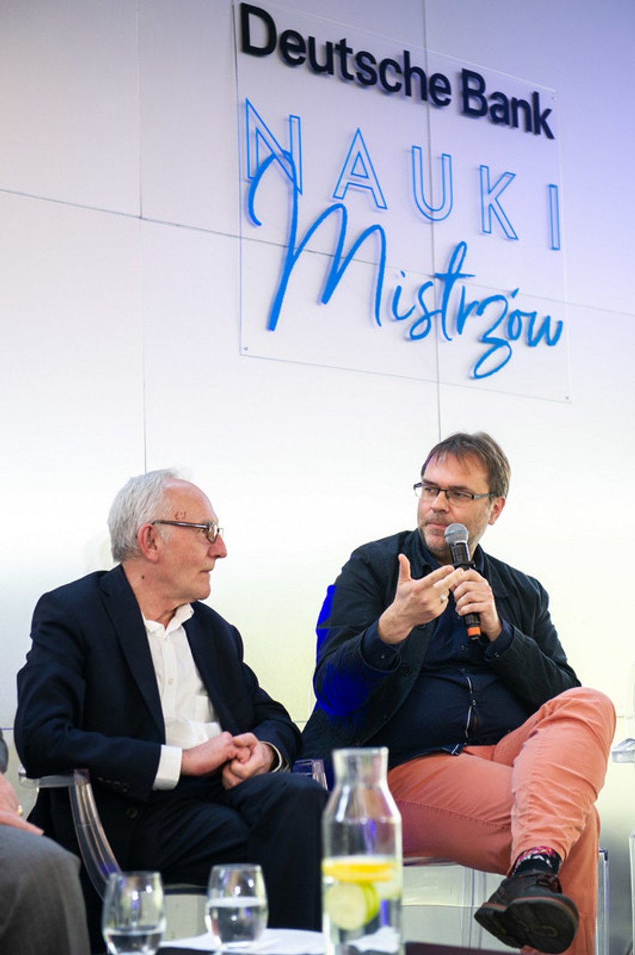 Prof. Janusz Czapiński i dr Marcin Fabjański podczas debaty Deutsche Bank Nauki Mistrzów