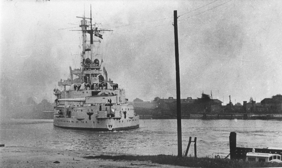 Pancernik Schleswig-Holstein ostrzeliwuje Westerplatte