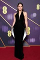Felicity Jones Armani Privé ruhája szoborszerű sziluettel és finom kontraszttal ragadta meg és tartotta meg a figyelmet