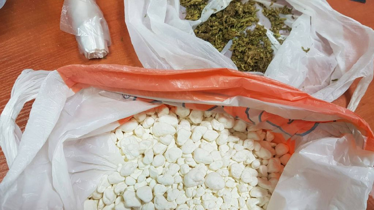 Kieleccy policjanci zatrzymali czterech mieszkańców województwa świętokrzyskiego. Mężczyźni w wieku 26-30 lat są podejrzani o wprowadzanie do obrotu znacznych ilości narkotyków. W mieszkaniu jednego z nich funkcjonariusze znaleźli blisko kilogram amfetaminy i 200 gramów marihuany. Mężczyźni zostali już tymczasowo aresztowani na trzy miesiąca, a grozi im do 12 lat więzienia.