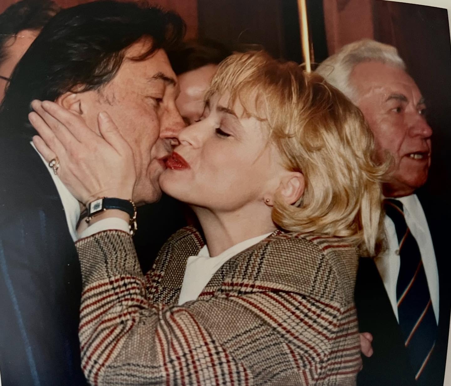 Spevák Karel Gott a herečka Jana Nagyová si na archívnej fotke dávajú bozk.