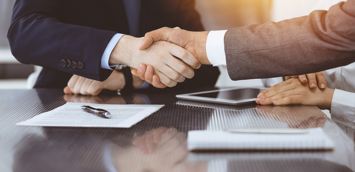 umowa podpisanie umowy zawarcie umowy dokument dokumenty podpisanie dokumentów uścisk dłoni handshake hendszejk szejk porozumienie konsensus konsens