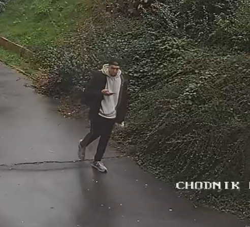 Polícia pátra po mladíkovi, ktorý nepomohol mužovi po páde.