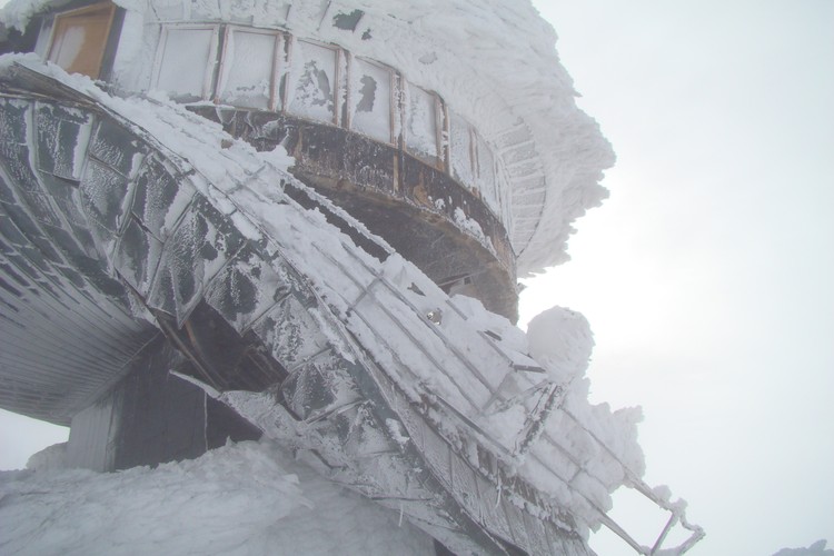 Stalowa konstrukcja utrzymująca górny spodek obserwatorium została zniszczona - wykazała przeprowadzona wizja lokalna na Śnieżce