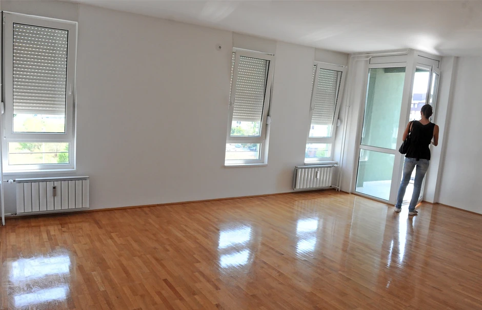 Većina ljudi u četrdesetim ulaže u kupovinu stana više novca nego što može da priušti