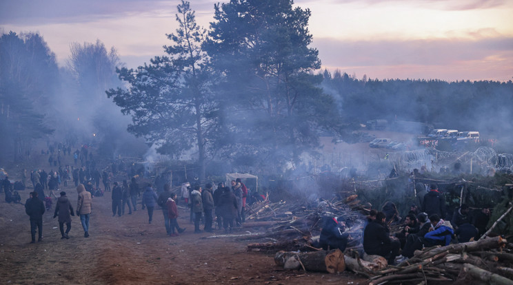 Az Európai Unióba igyekvő migránsok a lengyel határnál, a fehéroroszországi Grodno környékén, a bruzgi határátkelő közelében 2021. november 12-én. A lengyel hatóságok becslése szerint 3-4 ezer migráns tartózkodik a fehérorosz-lengyel határ mentén, és a számuk folyamatosan gyarapodik / Fotó: MTI/EPA