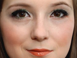 Khaki w wersji glamour! Sylwestrowy makijaż dla cery wymagającej