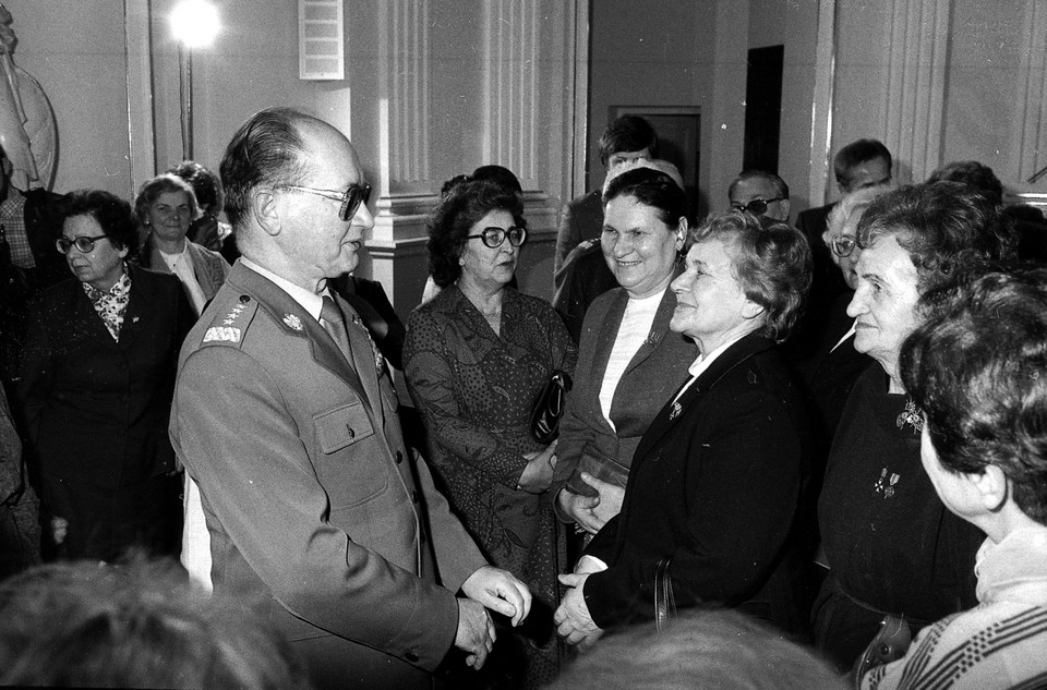 Wojciech Jaruzelski podczas obchodów Dnia Kobiet w Zamku Królewskim w Warszawie (1985)