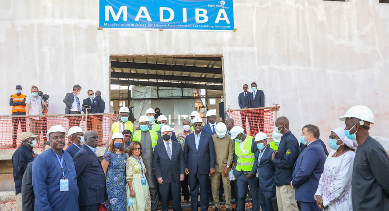 Macky Sall visite le vaccinopole de l'Institut Pasteur de Dakar à Diamniadio