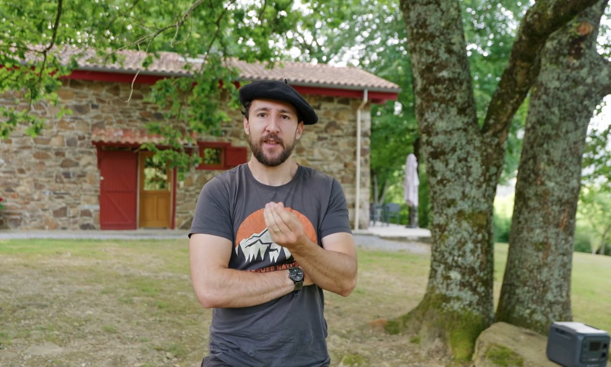 Zamieszkał z rodziną w 100-letnim kamiennym domu. Tyle miesięcznie płaci za prąd