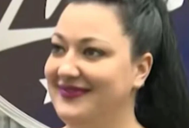NEPREPOZNATLJIVA! Pevačica nekad imala 30 KILOGRAMA VIŠKA, crnu kosu i BEZ OPERACIJA - Danas se drastično transformisala i nazivaju je "STARLETOM!" (FOTO)