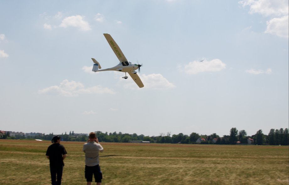 Pipistrel Alpha w pokazowym locie nad lotniskiem Aeroklubu Warszawskiego