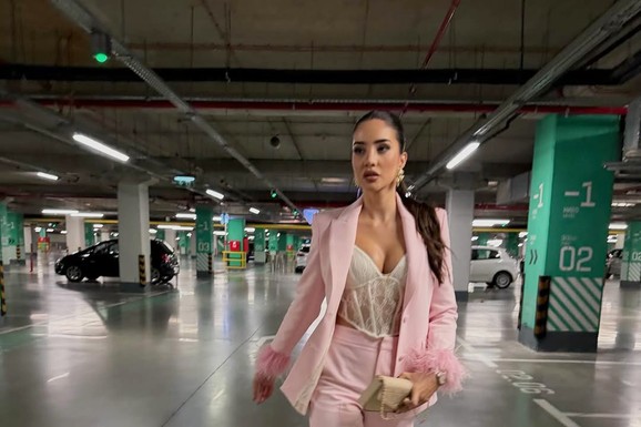 BUJNE GRUDI PRELIVAJU IZ KORSETA Svi bruje da je Anđela Đuričić stavila silikone, a sad dodatno podigla prašinu: Mreže se usijale