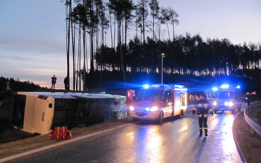 Autokar wypadł z drogi. Cztery osoby ranne