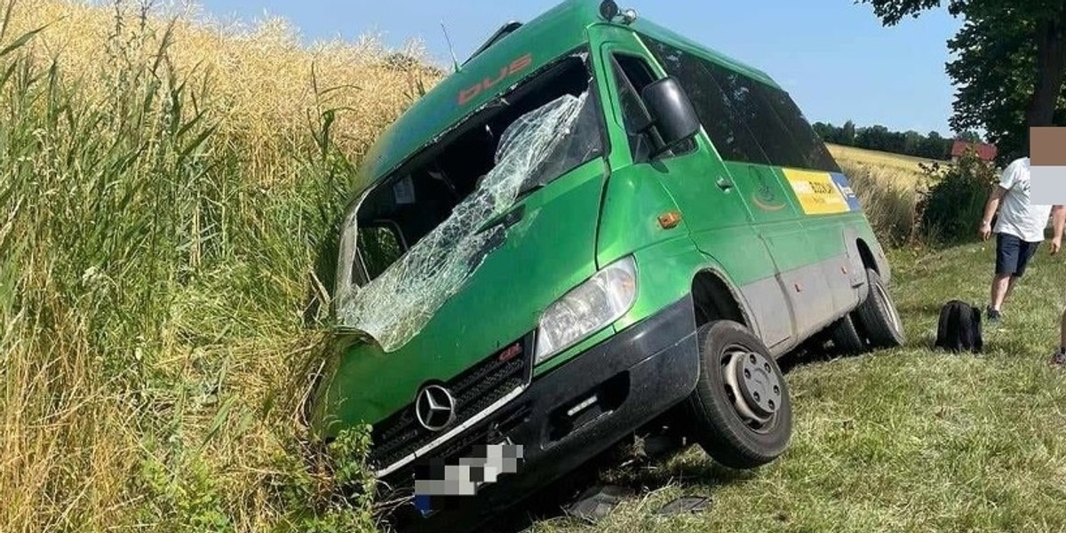 Cztery osoby, w tym 13-letni chłopiec, trafiły do szpitala po groźnie wyglądającym wypadku busa, do którego doszło w gminie Nowy Staw (woj. pomorskie).