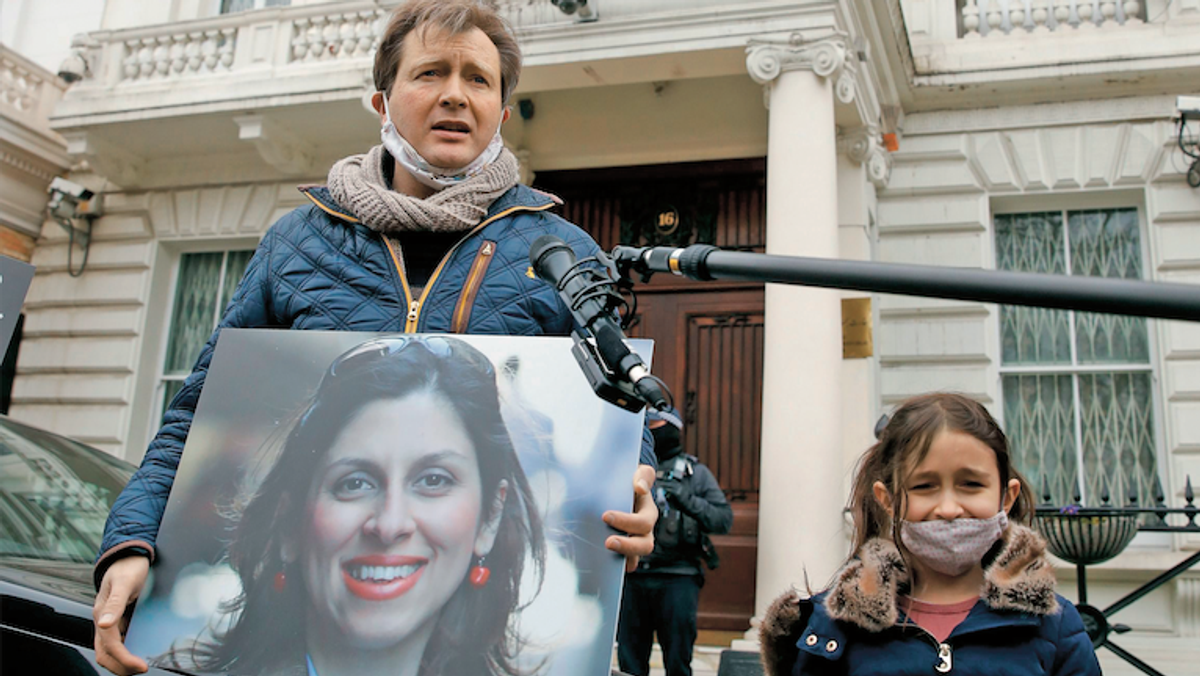 Richard Ratcliffe, mąż Nazanin Zaghari-Ratclife, protestuje z ich córka Gabriella przed ambasada Iranu w Londynie, 8 marca 2021 r.