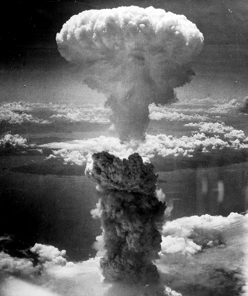 Grzyb atomowy po eksplozji bomby atomowej nad Nagasaki