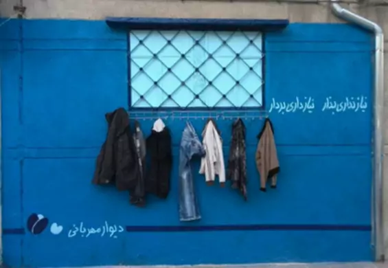 Piękna inicjatywa Irańczyków! Na Ścianach Życzliwości pomagają bezdomnym