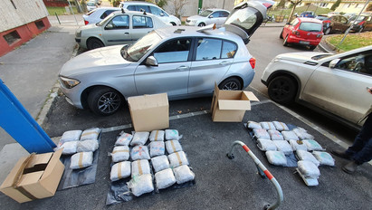 Egy átlagos keddnek indult, aztán a zsaruk kipakoltak 87 millió forintnyi drogot egy budapesti parkoló kellős közepén – fotók