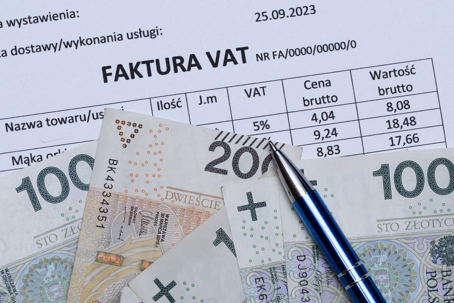 Od 1 lipca 2023 roku wszedł w życie pakiet zmian tzw. SLIM VAT 3. Październik będzie więc pierwszym miesiącem, w którym nowe przepisy wpłyną na zobowiązania podatkowe wszystkich podatników czynnych VAT.