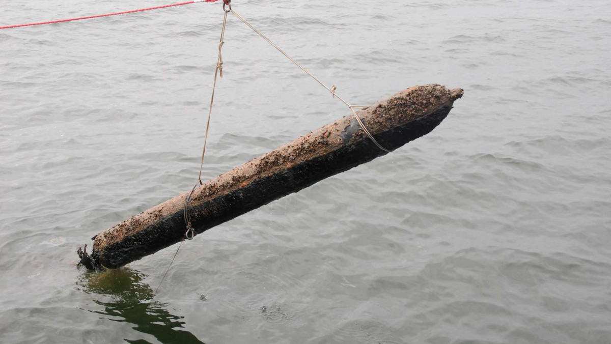 Dwie niemieckie torpedy ćwiczebne z okresu II wojny światowej wydobyto z dna Bałtyku. Akcja wydobywcza nadal trwa - informuje oficjalna strona Marynarki Wojennej.