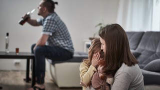 Jesteś bliskim osoby uzależnionej od alkoholu? Oto, co możesz zrobić, aby naprawdę pomóc jej wyjść z nałogu [WYWIAD]