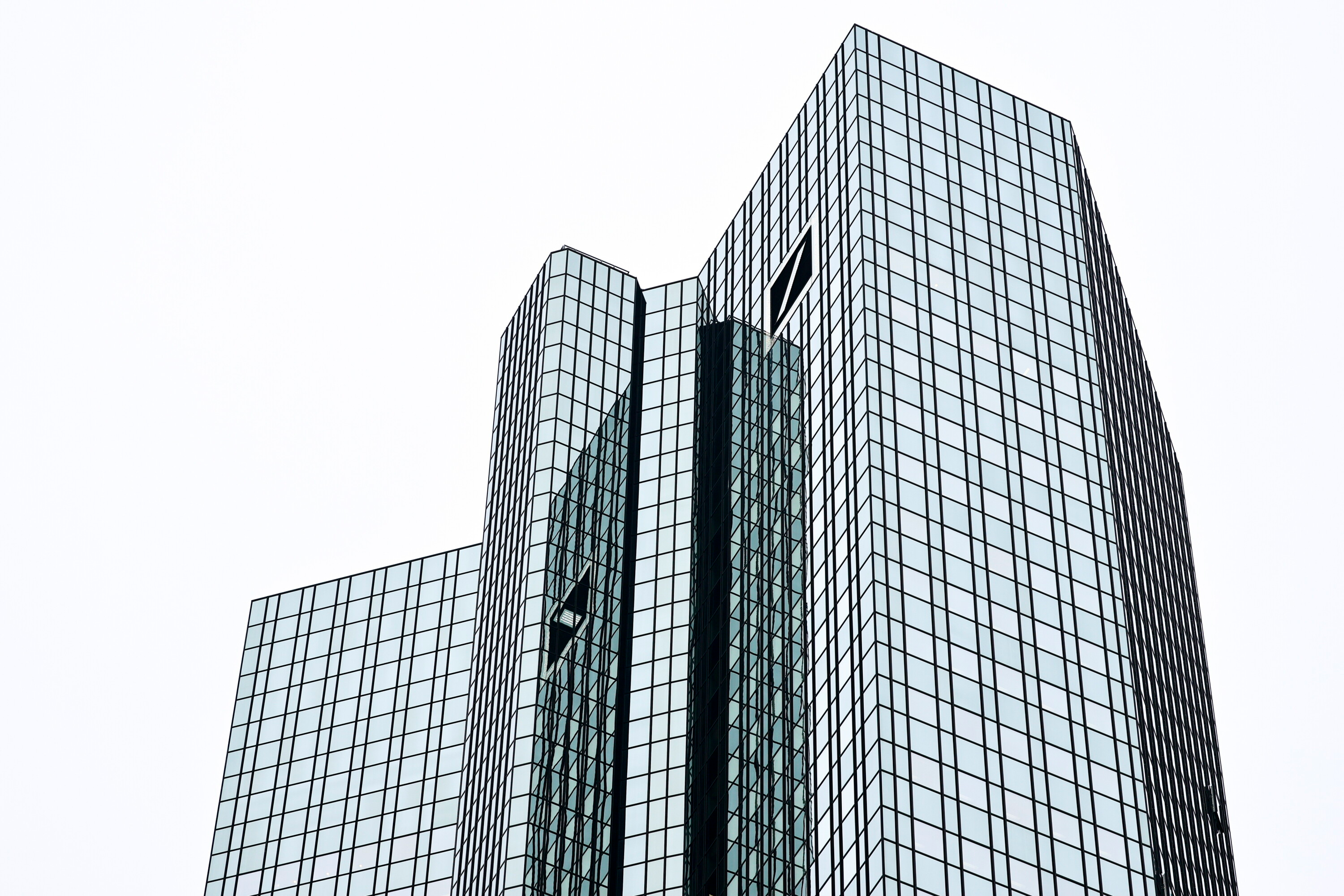 Nalot na Deutsche Bank: BKA bada pranie pieniędzy i powiązania z Abramowiczem