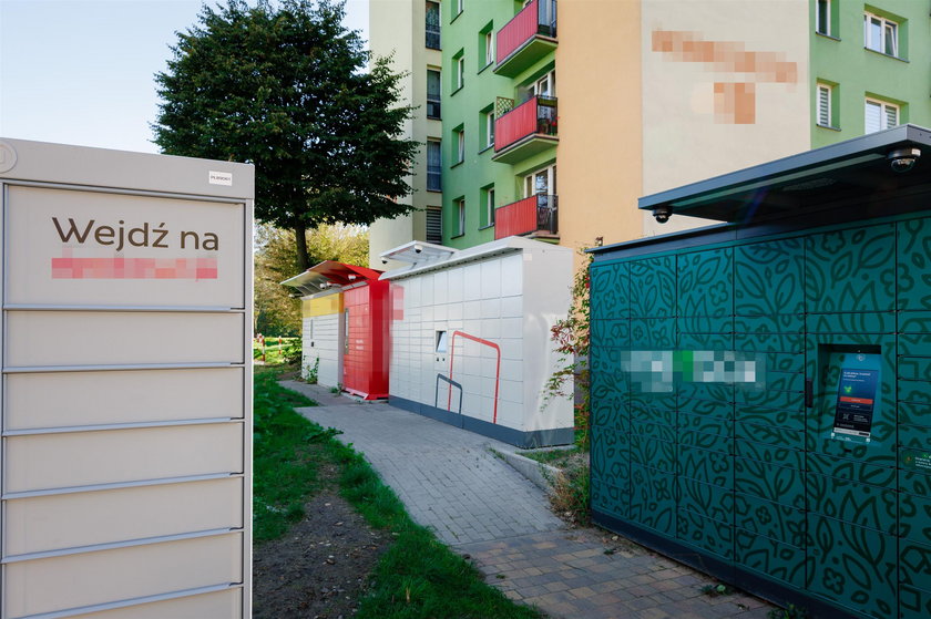Ściana automatów do odbierania paczek na osiedlu w Dąbrowie Górniczej