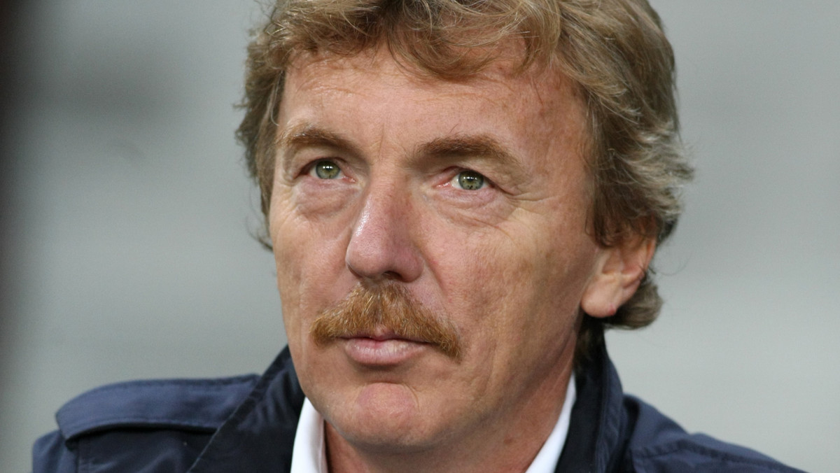 Zbigniew Boniek sprawdza się nie tylko w roli prezesa Polskiego Związku Piłki Nożnej. W drodze do Brazylii były reprezentant Polski pomógł jednemu z pasażerów, który zasłabł podczas lotu - czytamy w internetowym wydaniu dziennika "Fakt".