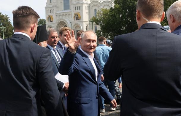 Władimir Putin spotyka się z ludźmi przed Katedrą Marynarki Wojennej św. Mikołaja w Kronsztadzie niedaleko Sankt Petersburga, Rosja, 23 lipca 2023 r.