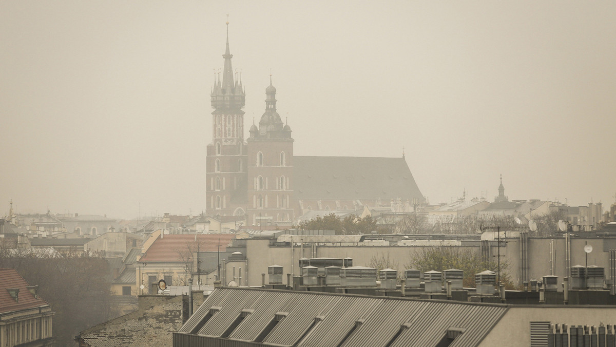 Dziś w Krakowie norma dla pyłu PM2.5 została przekroczona o 263 proc. Dla wskaźnika PM10 - o 187 proc. Specjaliści zalecają, żeby powstrzymać się od wychodzenia na zewnątrz. - Gdy nachodzi smog, nie wietrzmy naszych mieszkań, nawet gdy wydaje nam się, że oddychamy w pomieszczeniu nieświeżym powietrzem. To, co jest za oknem, jest dużo gorsze – ostrzega dr Krzysztof Czarnobilski, ordynator oddziału chorób wewnętrznych szpitala MSW w Krakowie.